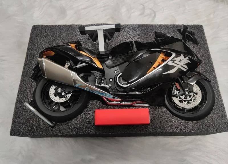 Suzuki Hayabusa GSX-1300 R Alloy Model in 1:6 scale Black Hover